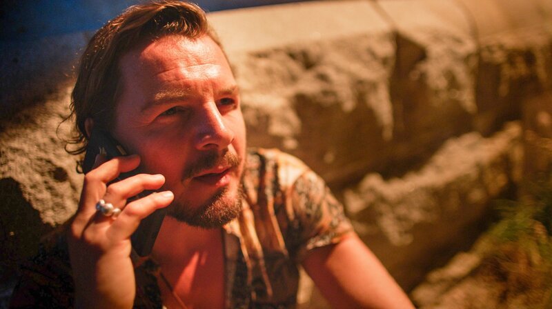Der Ausbrecher André Haffner (Felix Klare) beginnt ein Psychospiel mit der Ermittlerin. – Bild: ORF/​Beta Film/​Rowboat/​MDR/​Degeto/​Stephan Rabold