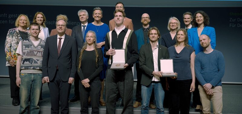 Gruppenfoto: Marcant zusammen mit den anderen Preisträgerinnen und Preisträgern der Theodor Heuss Stiftung 2026. – Bild: 3sat