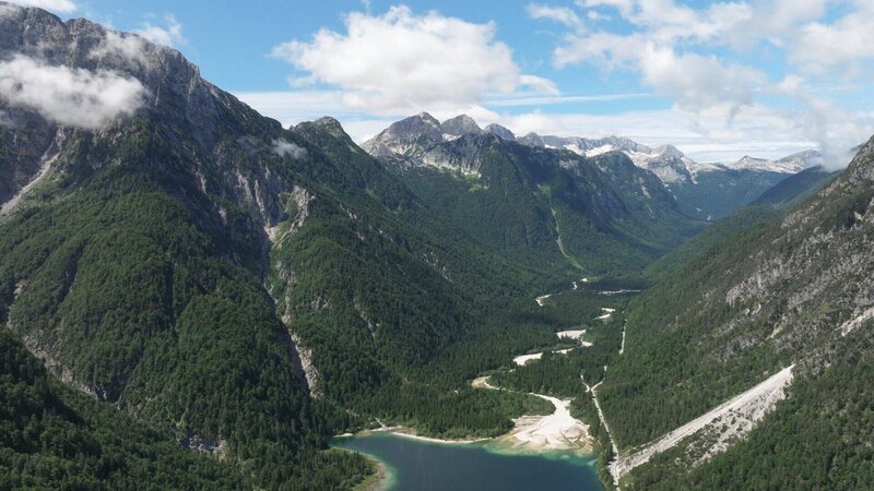 Der Tagliamento, bekannt als der „letzte wilde Alpenfluss“, gilt als einzigartiges Beispiel für eine weitgehend unregulierte Flusslandschaft in Europa. – Bild: Ranfilm /​ ORF