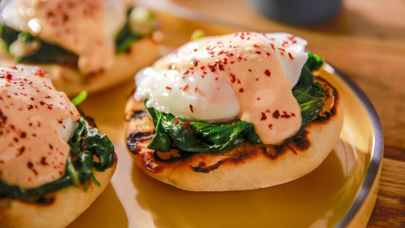 Beauty shot of Molly Yeh’s Pita and Greens Benedict with Feta Cream, as seen on Girl Meets Farm, season 7. – Bild: Television Food Network, G.P. All Rights Reserved.