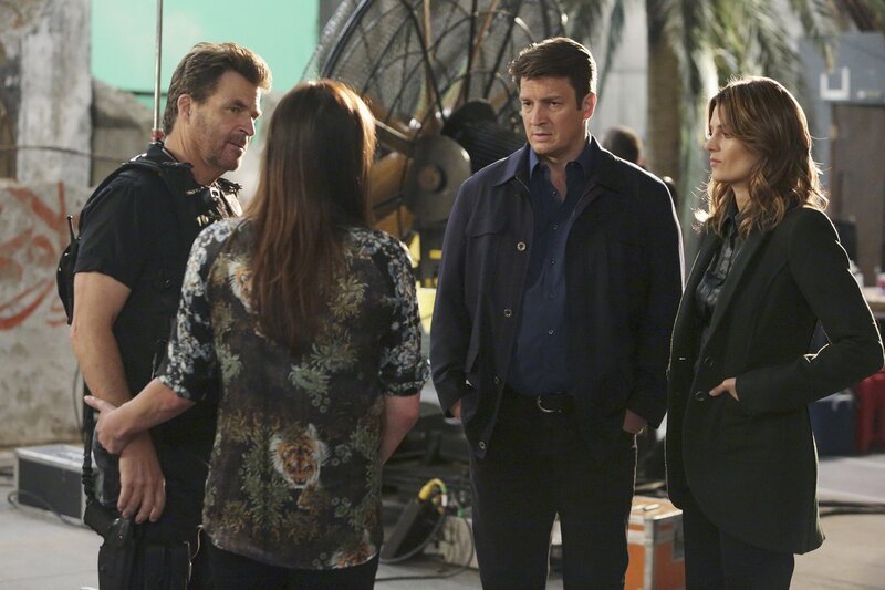 Um den Mord an Lance Delorca aufzuklären, tauchen Castle (Nathan Fillion, 2.v.r.) und Beckett (Stana Katic, r.) in die Filmwelt ein und stoßen dabei auf Naomi Duvray (Krista Allen, 2.v.l.) und Brock Harmon (Ted McGinley, l.) … – Bild: PLURIMEDIA (Michael Desmond  /​ ABC)