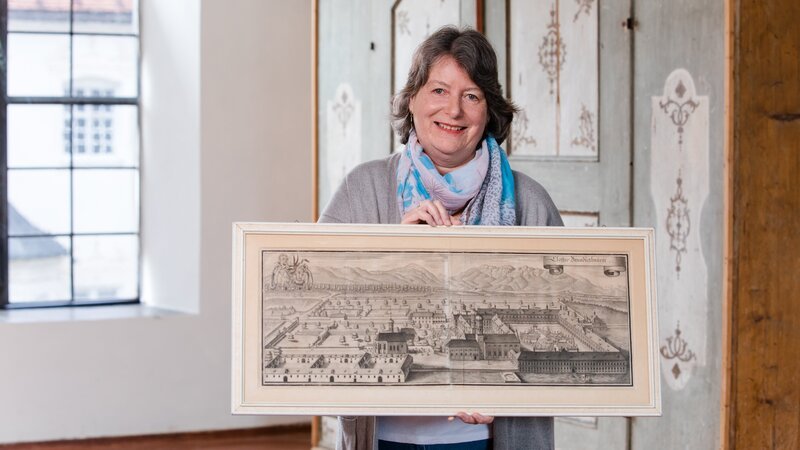 Der kurfürstliche Kupferstecher Michael Wening hat die Ansicht des Klosters Benediktbeuern um 1700 gestaltet. – Bild: Vera Johannsen /​ BR