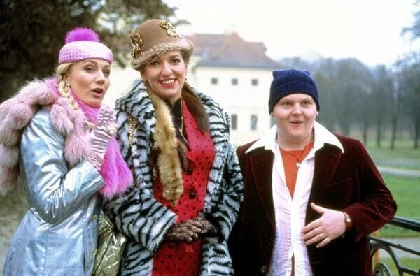 Lisbeth (Irene Schwarz, M.) und die Kinder (Janine Kunze, l.; Axel Stein, r.) besuchen Lisbeths alten Verehrer auf seinem Schloss … – Bild: Sport1