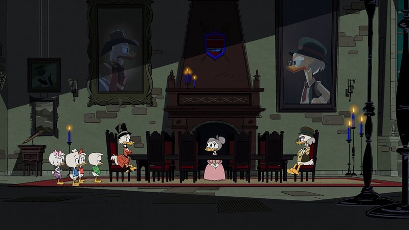 Die Gang besucht das alle fünf Jahre aus einem mysteriösen Nebel auftauchende Anwesen der McDucks. Dort wohnen, dank eines Zaubers unsterblich geworden, Dagoberts Eltern. Zwischen Vater und Sohn herrscht allerdings eine eher angespannte Atmosphäre. Während Dagobert beweisen will, dass ihm die Familie entgegen der Vermutung seines Erzeugers über alles geht, sucht Track nach weiteren Hinweisen auf den Verbleib von Della Duck. Doch das alte Gemäuer hält mehr Überraschungen bereit, als ihm lieb ist. – Bild: Courtesy of Disney+