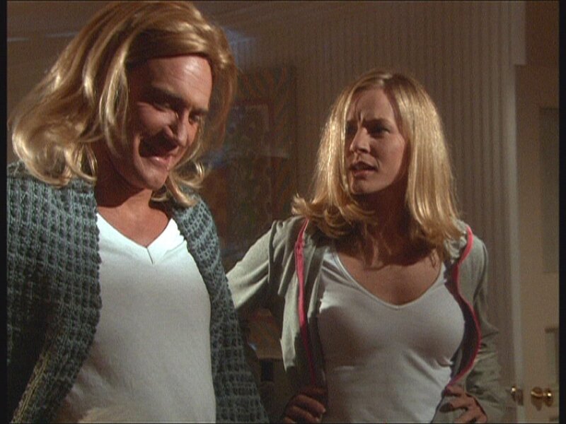 Steve (Barry Van Dyke) hat sich als Doppelgängerin von Ellen (Kim Quinn) verkleidet, um den Killer in eine Falle zu locken. – Bild: Sat.1 Gold