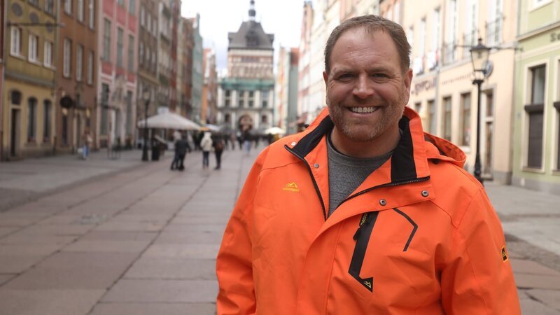 Host Josh Gates in Gdansk, Poland – Bild: Warner Bros. Discovery