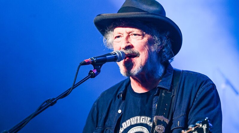 „Verdammt lang her“, dass Wolfgang Niedecken 1976 vor einem halben Jahrhundert seine Band gründete! 50 Jahre BAP, das sind auch 50 Jahre Musikgeschichte. Manche Bands begleiten Generationen, manche Songs werden zum Soundtrack eines Lebens. Und manche Geschichten sind so eng mit dem Westen verbunden, dass sie längst Teil der kulturellen Identität unseres Landes geworden sind. BAP gehört zu diesen Geschichten. – Bild: WDR/Thomas von der Heiden „Verdammt lang her“, dass Wolfgang Niedecken 1976 vor einem halben Jahrhundert seine Band gründete! 50 Jahre BAP, das sind auch 50 Jahre Musikgeschichte. Manche Bands begleiten Generationen, manche Songs werden zum Soundtrack eines Lebens. Und manche Geschichten sind so eng mit dem Westen verbunden, dass sie längst Teil der kulturellen Identität unseres Landes geworden sind. BAP gehört zu diesen Geschichten. – Bild: WDR/Thomas von der Heiden