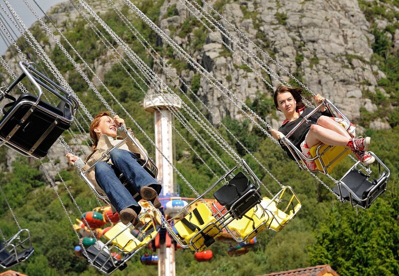 Brigitta (Katja Flint) fühlt sich mit Marie (Michelle Barthel) im Freizeitpark wie in ihrem alten Leben. – Bild: ARD Degeto/​Hardy Spitz