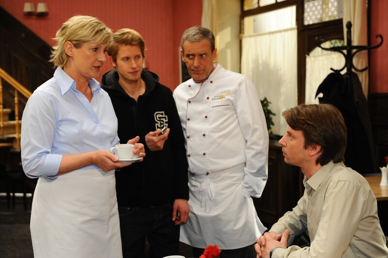 Susanne (Heike Jonca, l.), Jojo (Bernhard Bozian, 2.v.l.) und Ingo (Wolfgang Wagner, 2.v.r.) versuchen den Bewährungshelfer Sören Albrecht (Jonas Hartmann, r.) von Nina zu beruhigen … – Bild: SAT.1 /​ Oliver Ziebe Eigenproduktionsbild frei