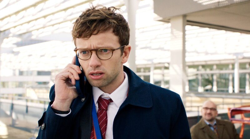 Samy (Xavier Lacaille) souffliert Valentine für ihr Gespräch mit Gilles. – Bild: WDR/​Cinétévé/​Studio Hamburg Serienwerft