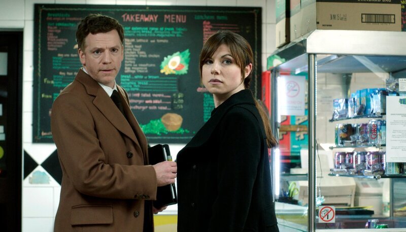 Eine neue Frauenleiche gibt Inspector Peter Fielder (William Houston) und seiner Assistentin Christy McMarrow (Sarah Quintrell) Rätsel auf. – Bild: ARD Degeto/​UFA Fiction/​Wolfgang Aichholzer