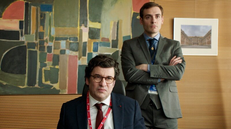 Der französische Botschafter (Eric Caravaca) und Felix (Ambroise Carminati) sprechen mit Samy über die Details eines Europäischen Europas. – Bild: WDR/​Cinétévé/​Studio Hamburg Serienwerft