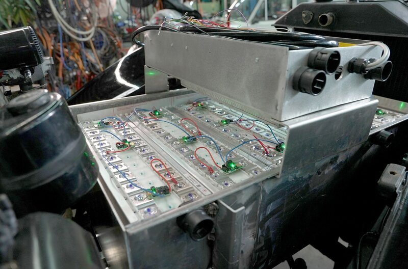 Moderne Technik für den Oldtimer: Lithium-Eisenphosphat-Zellen – langlebig und spannungsstabil – Bild: SWR