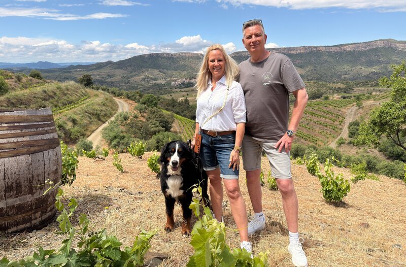 Klaus (r) und Sandra campen an der Küste in Salou und machen einen Ausflug ins Hinterland – zur Weinprobe inmitten der Rebhänge. – Bild: WDR/​Sagamedia Film- und Fernsehproduktion