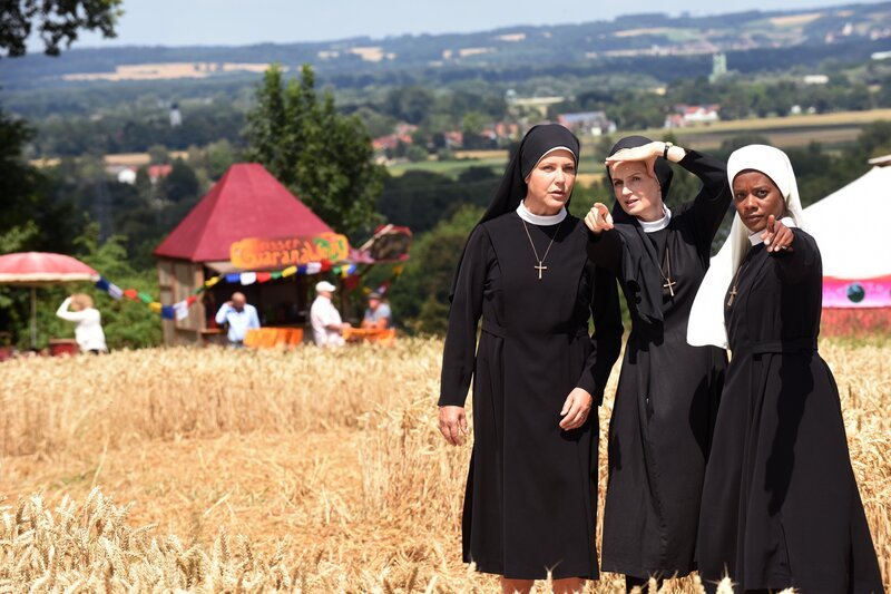 Schwester Hanna sucht Meister Shan (v.li.: Janina Hartwig, Emanuela von Frankenberg, Denise M’Baye). – Bild: ORF 2