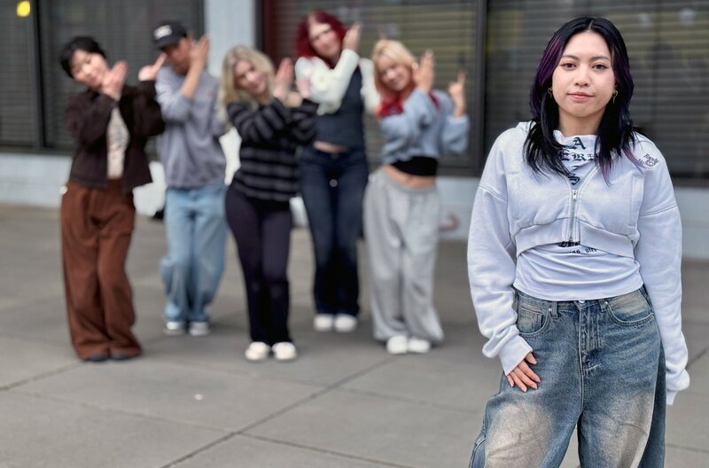 In München hat die Friseur-Auszubildende Nihi eine eigene K-Pop-Tanzgruppe gegründet. Um bekannter zu werden, messen sich Nihi und ihre Gruppe in den sozialen Medien und bei Wettbewerben. – Bild: BR/​ARTE