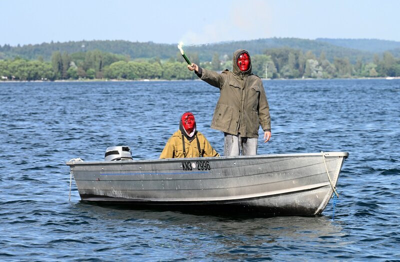 Kisha (Tua El-Fawwal, l.) und David Kampmann (Leon Blaschke, r.) überfallen die Kampmann-Yacht. – Bild: ORF/​Bavaria/​ARD/​SWR/​Laurent Trümper