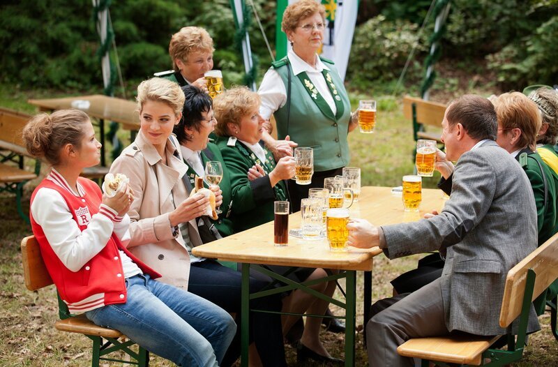 Saskia Henker trifft auf dem Schützenfest Richter Klaus Wagenführ mit Tochter Nadine. – Bild: ARD/​Frank Dicks