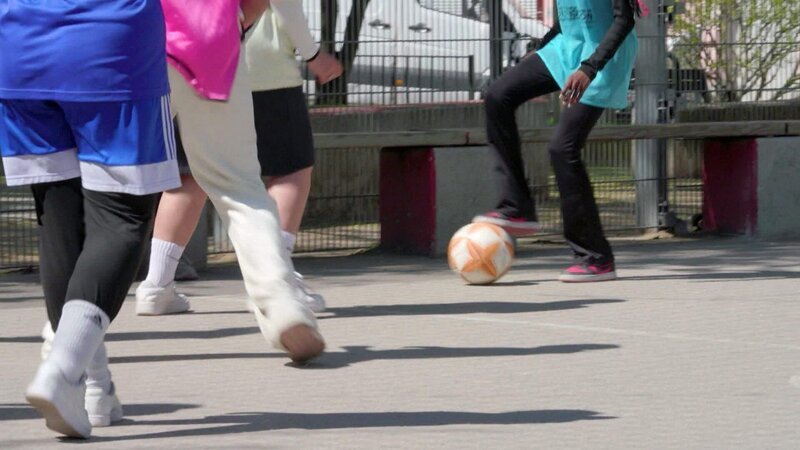 Auch Mädchen wollen einen Platz im Fußballkäfig. – Bild: ORF/Landesstudio Wien Auch Mädchen wollen einen Platz im Fußballkäfig. – Bild: ORF/Landesstudio Wien