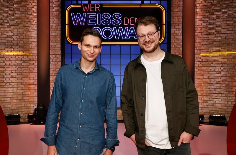 Treten bei „Wer weiß denn sowas?“ als Kandidaten gegeneinander an: Der Comedy-Autor und Komiker Fabian Köster (l.) und den Stand-up-Comedian und Moderator Maxi Gstettenbauer (r.). – Bild: ARD/​Morris Mac Matzen