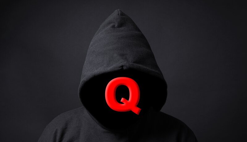 Q oder QAnon ist nur eine von vielen Verschwörungstheorien, die in den letzten Jahren von sich reden machen. Ist der Glaube an dunkle Mächte wieder auf dem Vormarsch? – Bild: ZDF und Zoonar/​Axel Bueckert