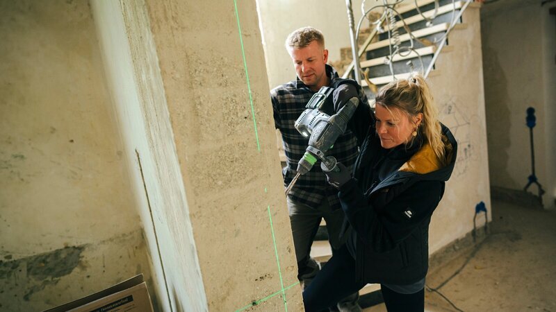 Sabrina (33) und Micky (36) haben ein alleinstehendes Haus aus den 60er-Jahren in der Eifel gekauft, der Umbau ist ein großes Familienprojekt. – Bild: 3sat