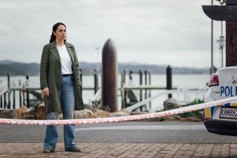 Detective Mihi Renata (Roimata Fox) hatte keine Ahnung, dass ihre Ex Deb in diesem kleinen Örtchen als Streifenpolizistin arbeitet. – Bild: ZDF und Julie Zhu