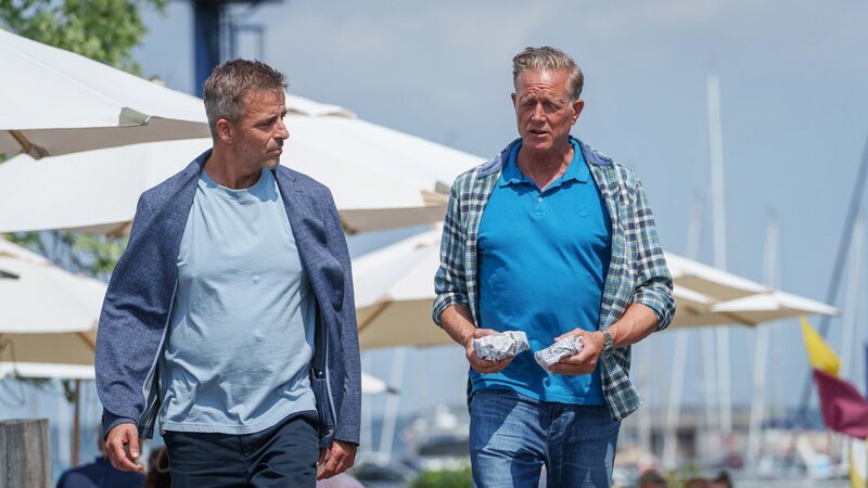 Trotz Differenzen ein gutes Team, v.li.: André Babikian als Flemming Torp, Peter Mygind als Dan Sommerdahl – Bild: SRF/​ZDF/​Henrik Petit