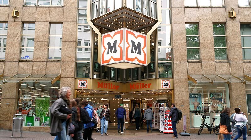 Die Drogeriemarktkette „Müller“ gehört zu den größten Europas. In Deutschland liegt „Müller“ hinter „dm“ und „Rossmann“ auf Platz drei. Wie gut ist „Müller“ bei Preis, Qualität, Image und Fairness? – Bild: SWR
