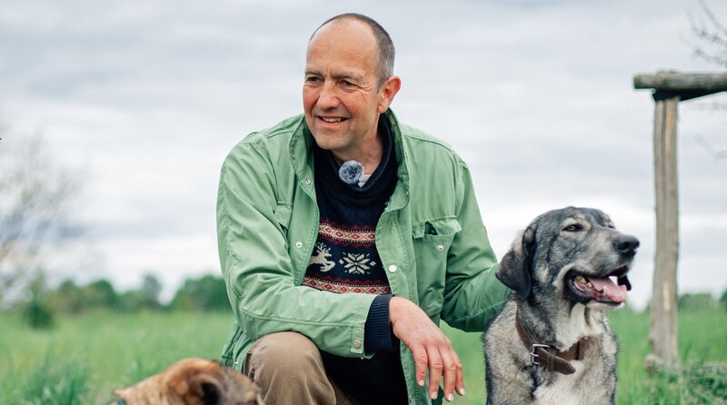 Hundecoach Sven Ihden kennt beide Seiten: die Bedürfnisse der Tiere – und die Ängste vieler Menschen. – Bild: Radio Bremen