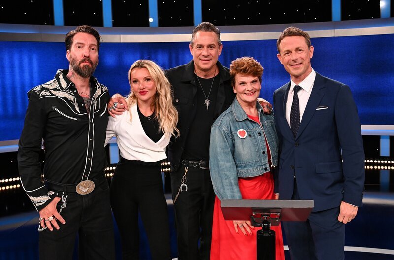 Moderator Alexander Bommes mit den Kandidaten (v. l. n. r.): Alec Völkel, Evelyn Burdecki, Sascha Vollmer und Gayle Tufts. – Bild: NDR/​Uwe Ernst