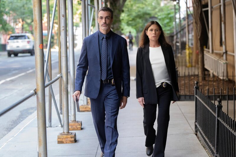 LAW & ORDER – „Bend The Knee“ (Episode 25002) – Pictured (l-r): Reid Scott as Detective Vincent Riley; Maura Tierney as Lieutenant Jessica Brady. – Bild: NBC /​ NBCUniversal /​ Universal Television LLC