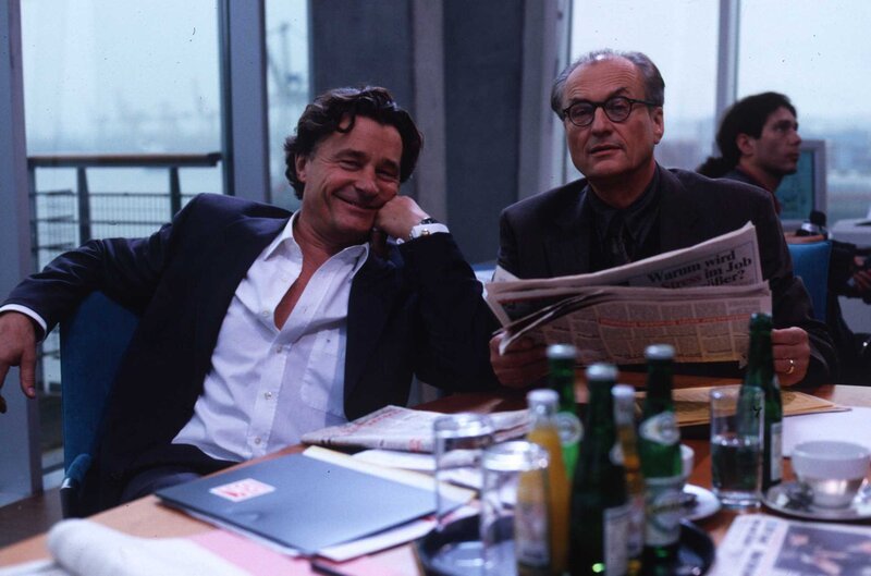 Chefredakteur Friedemann Stein (Dietrich Mattausch, re.) und sein Stellvertreter Guenther Lesche (Max Volkert Martens). – Bild: ORF (FS1/​FS2) /​ ORF1