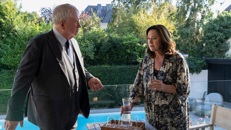 Befragt die Geschäftspartnerin und Schwiegermutter des Toten: Rainer Hunold als Bernd Reuther, Charlotte Schwab als Hermine Eschenberg – Bild: SRF/​ZDF/​Andrea Enderlein