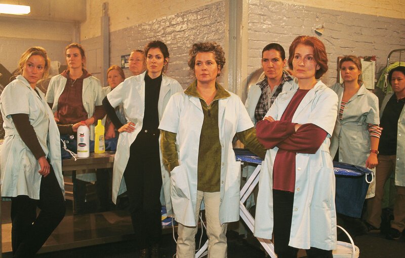 Die Frauen (v.l.: Kristiane Kupfer, Martina Baumann, Marita Treskow, Dagmar Bertram, Cheryl Shepard, Barbara Freier, Katy Karrenbauer, Ana Fonell, Annette Frier, Sylvia Stetzkowski) streiken. – Bild: RTL Deutschland