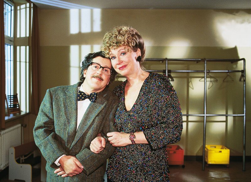 Ilse (Christiane Reiff) und Gregor (Santiago Ziesmer) lächeln für die Illustrierte. Sie haben beschlossen, von ganz vorne anzufangen. – Bild: RTL