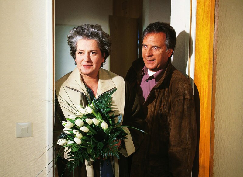 Uschi (Barbara Freier) hat Freigang und freut sich auf die Zeit mit ihrem Mann Wolfgang (Klaus Wennemann) und ihrer Tochter Sonja. – Bild: RTL /​ Stefan Erhardt