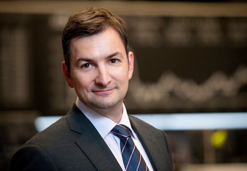 Markus Gürne ist neuer Chef der hr-Börsenredaktion. Nach vier Jahren in Asien berichtet er jetzt vom Frankfurter Börsenparkett. Das ARD-Team um Markus Gürne berichtet mehrmals täglich live – in Morgenmagazin, Tagesschau und Tagesthemen. Die populärste Sendung ist die „Börse im Ersten“ immer kurz vor der 20-Uhr-Tagesschau. – Bild: HR/​Benjamin Knabe