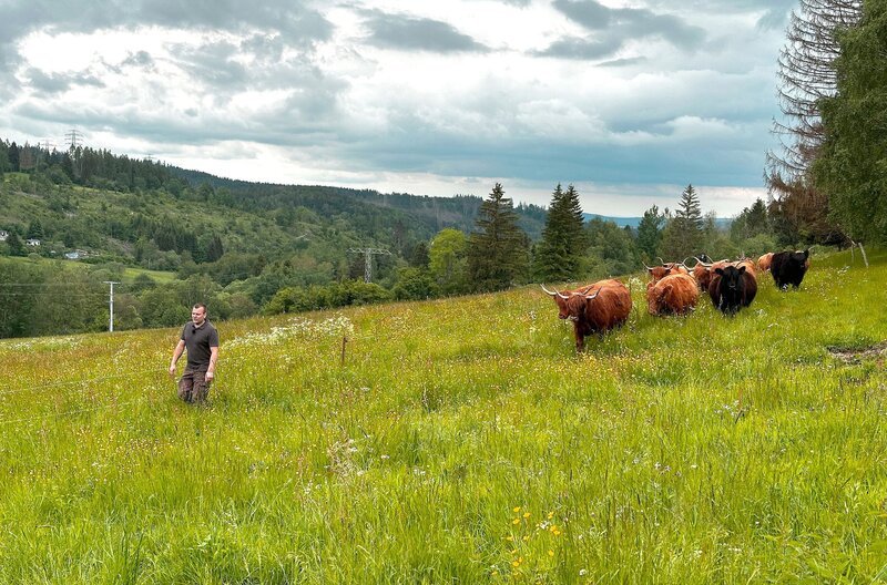 Möhrenbachs einziger Landwirt züchtet Highland- und Galloway-Rinder. – Bild: MDR/​Tino Wiemeier