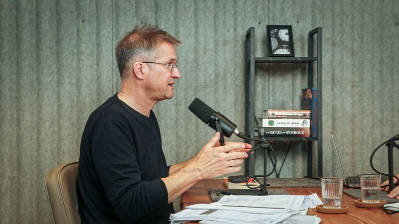 Gerald Knaus im Gespräch in einem Podcast. – Bild: ORF/​Metafilm GmbH