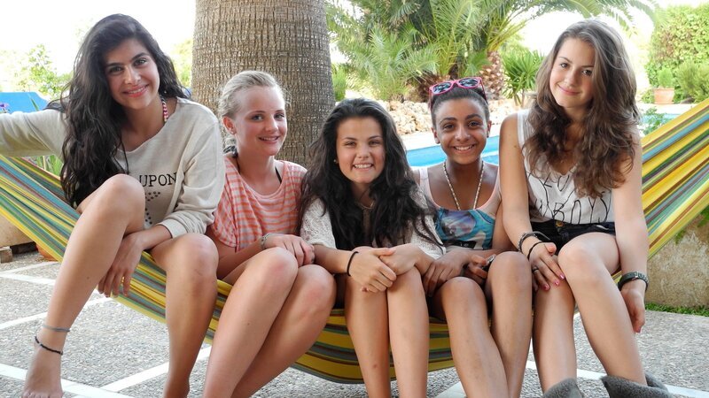 Buse, Maja, Louisa, Bianca und Weya genießen den Urlaub ohne Eltern in ihrer Villa auf Mallorca. – Bild: ZDF