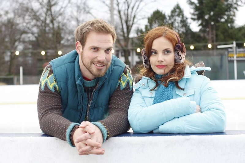 Knut Stöcker (Christian Feist, l.), der kernige Eisbahn-Pächter, frischt Manus (Marie Zielcke, r.) Schlittschuhkünste auf. Mit ihm kann Manu endlich mal wieder lachen und für einen Moment den ganzen Stress vergessen. – Bild: Noreen Flynn