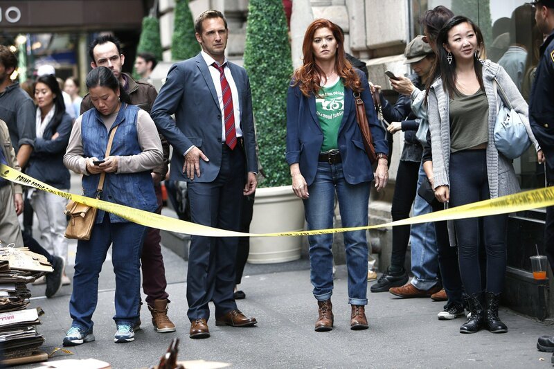 Müssen einen neuen Mordfall lösen: das Ex-Ehepaar Laura (Debra Messing, M.r.) und Jake (Josh Lucas, M.l.) … – Bild: Warner Bros. Entertainment, Inc.