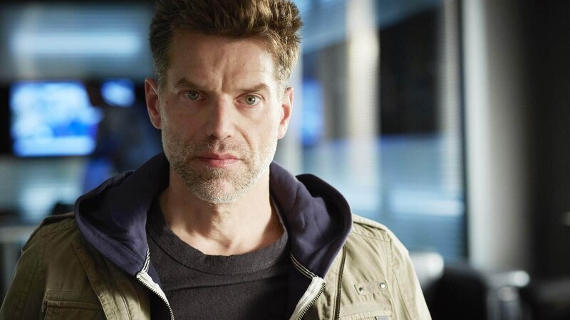 Semirs erster Partner Frank Stolte (Johannes Brandrup) taucht bei den beiden Autobahnpolizisten auf und bezichtigt sich selber eines Verbrechens. – Bild: MG RTL D /​ Guido Engels