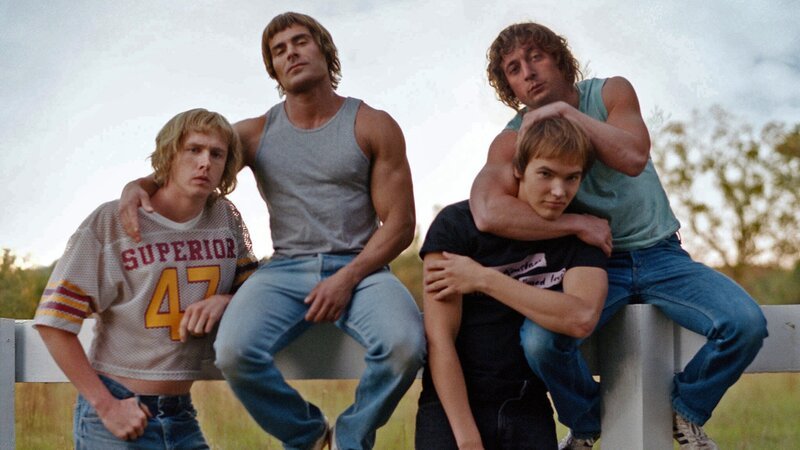 Die von Erich-Brüder: David (Harris Dickinson, li.), Kevin (Zac Efron), Mike (Stanley Simons) und Kerry (Jeremy Allen White, re.) – Bild: House Claw LLC. Die von Erich-Brüder: David (Harris Dickinson, li.), Kevin (Zac Efron), Mike (Stanley Simons) und Kerry (Jeremy Allen White, re.) – Bild: House Claw LLC.