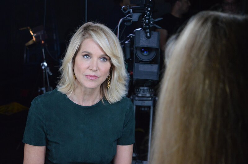 Paula Zahn spricht mit den Angehörigen und Ermittlern im Fall Laurie Stout. Die 22-jährige Laurie Stout wird 1983 während ihrer Nachtschicht in einem Bürogebäude brutal vergewaltigt und ermordet. Der Täter kann zunächst untertauchen, doch dank einer groß angelegten internationalen Fahndungsaktion kommt das FBI ihm Jahrzehnte später doch noch auf die Spur. – Bild: Discovery Communications