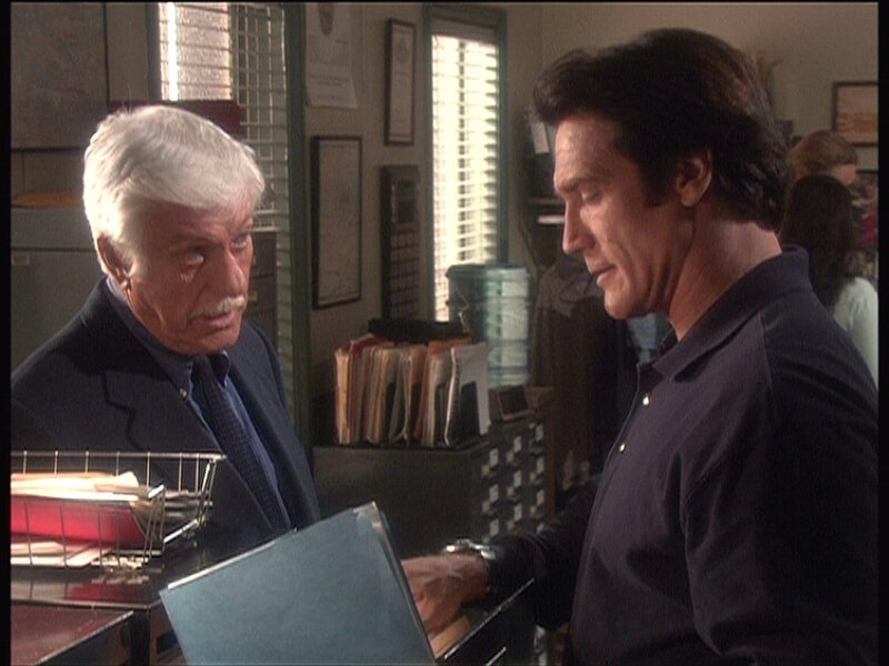 Mark (Dick Van Dyke, l.) und Steve (Barry Van Dyke, r.) sind auf eine interessante Spur gekommen … – Bild: Sat.1 Gold