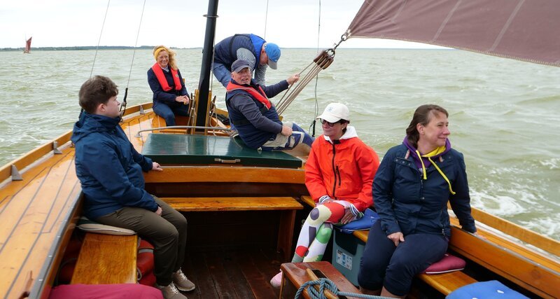 Zeesbootsegeln: Klassiker auf dem Darßer Bodden – Bild: Felix Krüger /​ ZDF
