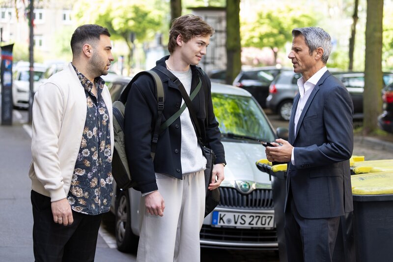Easy (Lars Steinhöfel, l.) ist erleichtert und traurig zugleich, als er sich von Julius (Lennox Halm, M.) verabschiedet. Rechts Benedikt (Jens Hajek). – Bild: RTL