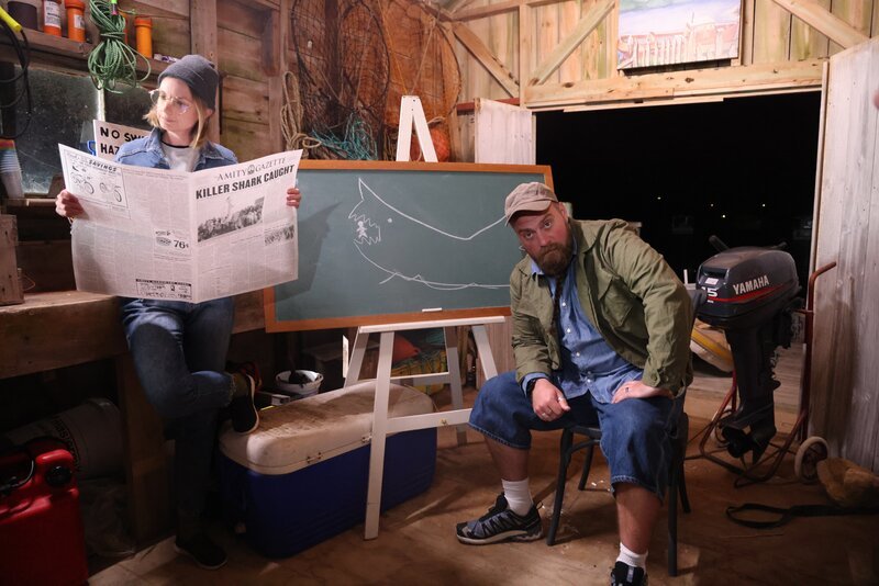 Tom „Blowfish“ Herd and Michele renacting a scene from Jaws. Quint’s first appereance. – Bild: Warner Bros. Discovery, Inc. or its subsidiaries and affiliates